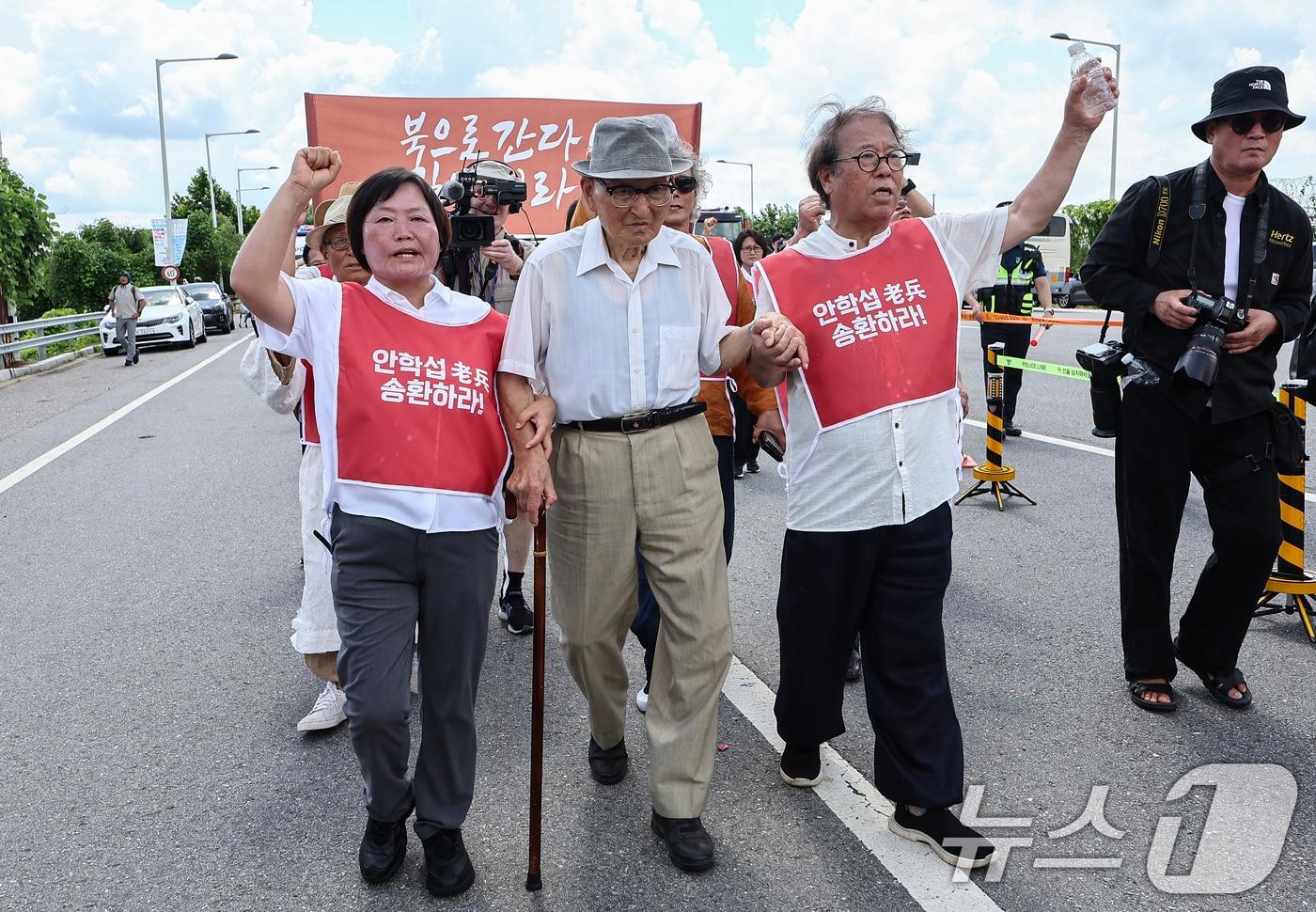 비전향장기수 안학섭 씨가 지난 8월 20일 경기 파주 통일대교에서 북한 송환을 요구하며 북쪽 방면으로 향하고 있다. 2025.8.20/뉴스1 ⓒ News1 김도우 기자