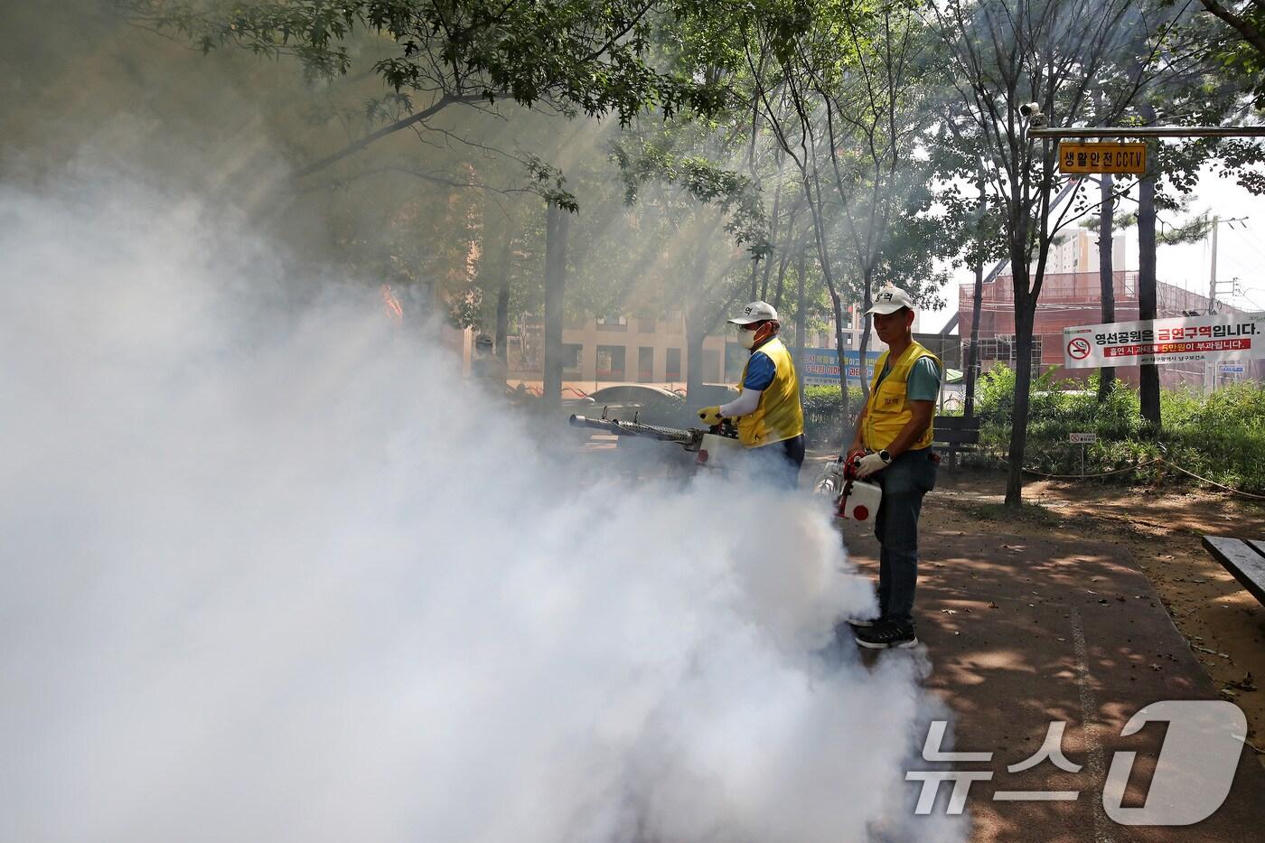 여름철 각종 감염병 매개체인 모기 등 해충을 박멸하기 위해 방역을 하고 있다.(사진은 기사 내용과 무관함) / 뉴스1 ⓒ News1