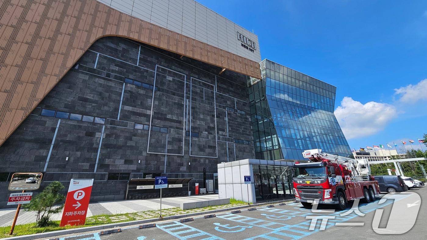 APEC 2025 정상회의 회의장인 경북 경주시 보문단지 내 화백컨벤션센터에서 마무리 공사가 진행 중인 가운데 소방당국이 화재 발생 등에 대비해 점검하고 있다. 2025.8.20/뉴스1 ⓒ News1 최창호 기자