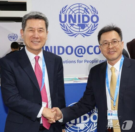 본문 이미지 - 이강덕 경북 포항시장(왼쪽)이 지난해 11월 아제르바이잔 바쿠에서 개최된 '제29차 유엔기후변화협약 당사국총회(COP29)'에서 츠용 조우 UNIDO 부국장과 인사를 나누고 있는 모습. (포항시제공, 재판매 및 DB금지) 