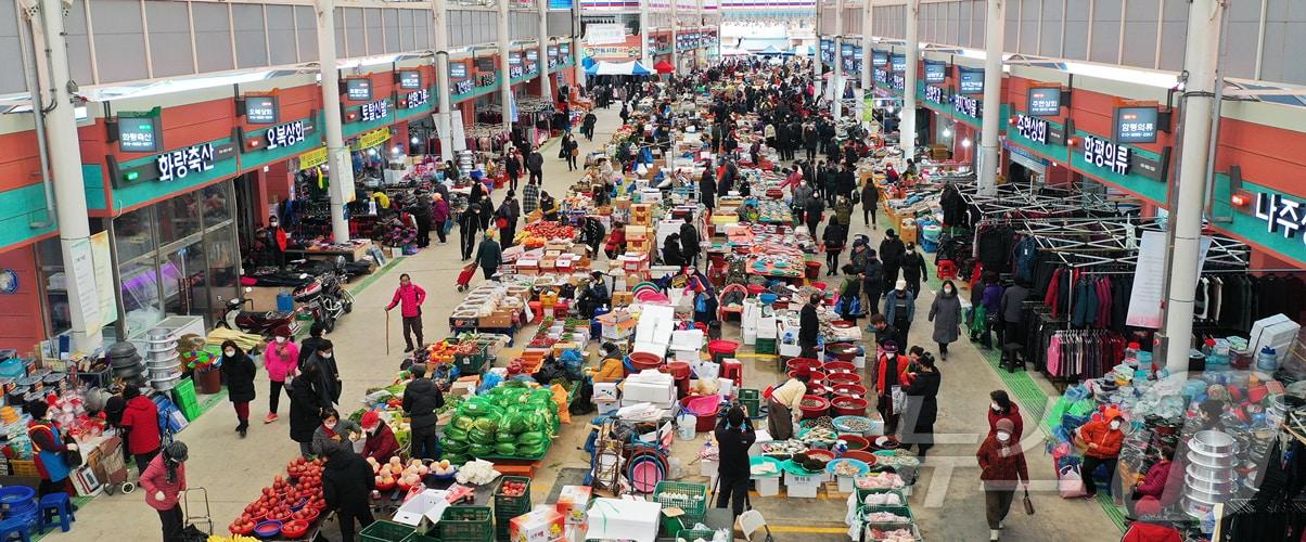 본문 이미지 - 수해 피해를 복구하고 재개장한 전남 함평천지전통시장.&#40;함평군 제공. 재배포 및 DB 금지&#41;