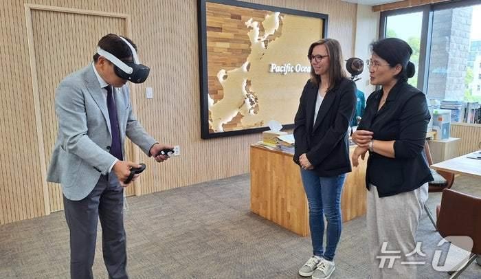 본문 이미지 - 오영훈 지사(왼쪽)와 카렌 스트링징거 대표가 지난 6월 도청 집무실에서 면담하고 있다.(제주도 제공. 재판매 및 DB 금지)/뉴스1 