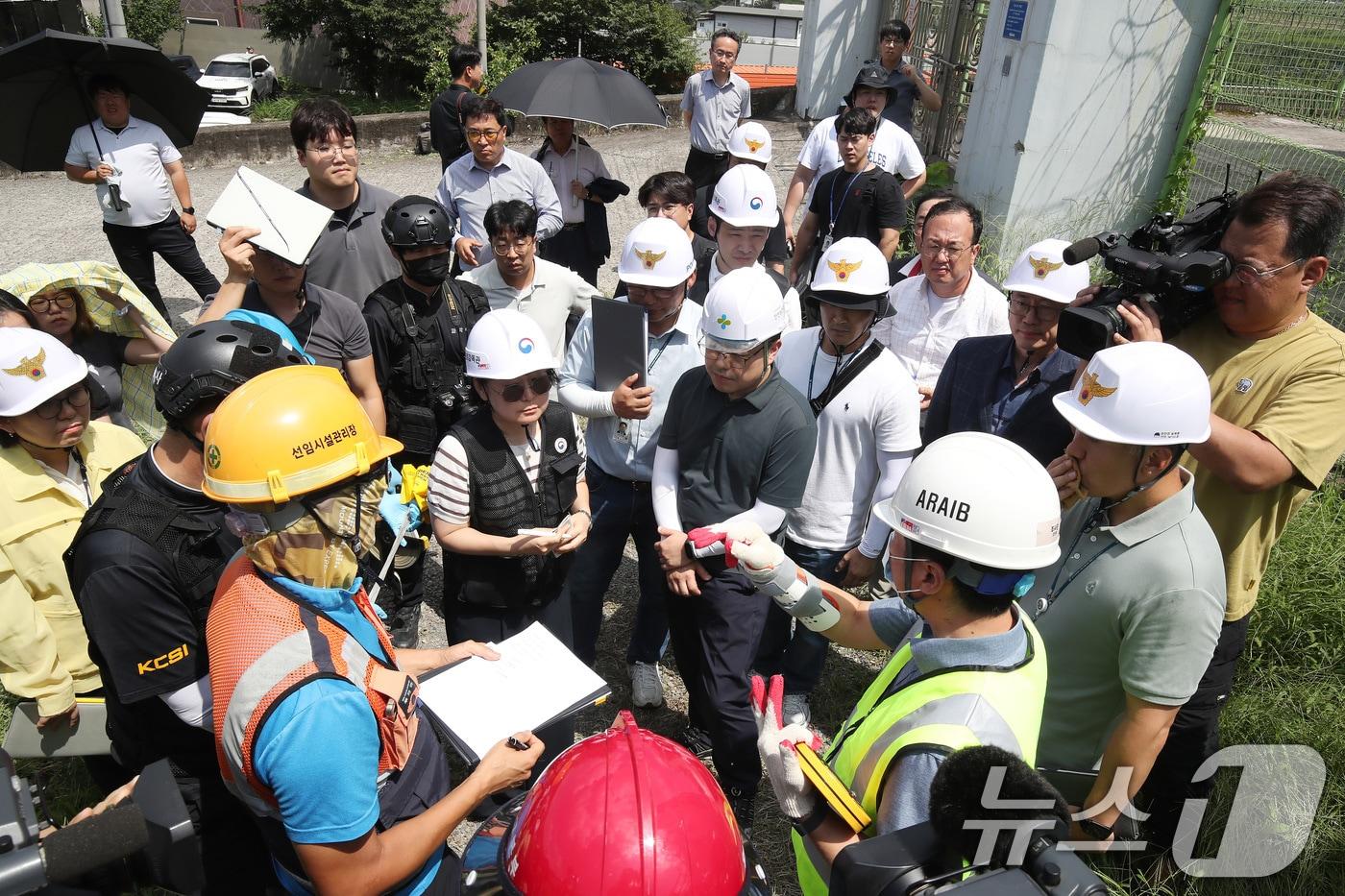 20일 오후 경북경찰청, 국립과학수사연구원, 항공철도사고조사위원회, 노동 당국 등 합동감식에 참여한 기관 관계자들이 경북 청도군 화양읍 삼신리 경부선 무궁화호 열차 사고 현장으로 들어가기 전 회의를 하고 있다. 2025.8.20/뉴스1 ⓒ News1 공정식 기자
