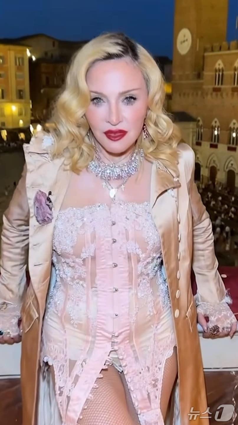 본문 이미지 - 마돈나가 18일&#40;현지시간&#41; 소셜미디어에 이탈리아 시에나에서 남자친구와 두 딸과 함께 자신의 67번째 생일을 보낸 영상을 공개했다. &#40;출처=마돈나 인스타그램&#41; 2025.8.18./뉴스1