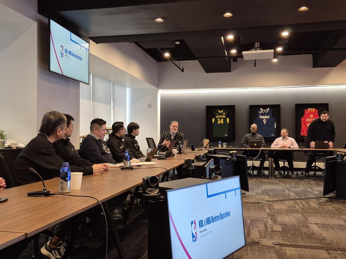 본문 이미지 - KBL은 오는 26일부터 29일까지 미국프로농구&#40;NBA&#41; 심판 성장 및 훈련 부문 수석 부사장 몬티 맥커친을 초청해 심판 교육 캠프를 진행한다고 20일 밝혔다.&#40;KBL 제공&#41;