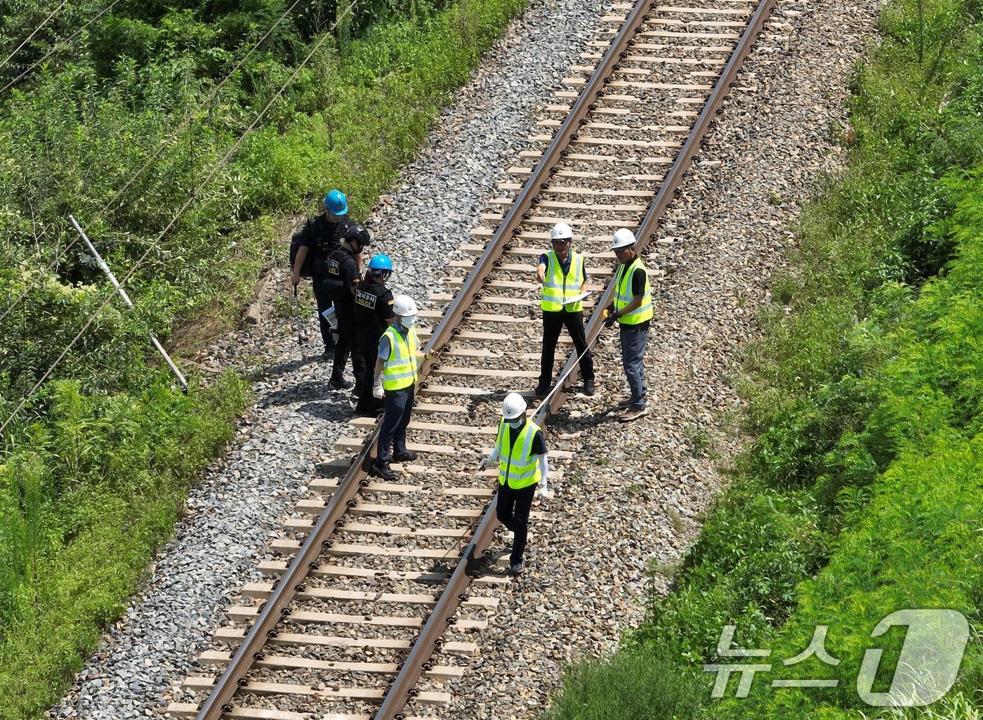 본문 이미지 - 지난 20일 오후 경북경찰청, 국립과학수사연구원, 항공철도사고조사위원회, 노동 당국 등 합동감식에 참여한 기관 관계자들이 경북 청도군 화양읍 삼신리 경부선 무궁화호 열차 사고 현장에서 합동감식을 진행하고 있다. 2025.8.20/뉴스1 ⓒ News1 공정식 기자