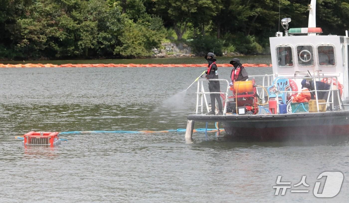 20일 광주시 경기도 수자원본부 선착장에서 열린 수질오염사고 대응 합동훈련에서 오염물질 제거를 위한 방제약품을 살포하고 있는 모습.&#40;한강청 제공&#41;