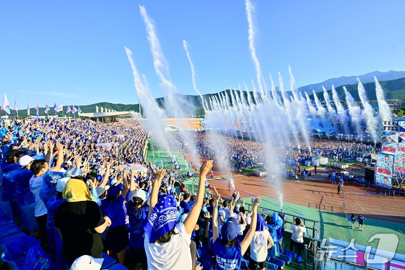 지난달 26일 속초에서 열린 싸이 흠뻑쇼.(속초시 제공, 재판매 및 DB 금지) 2025.8.20/뉴스1