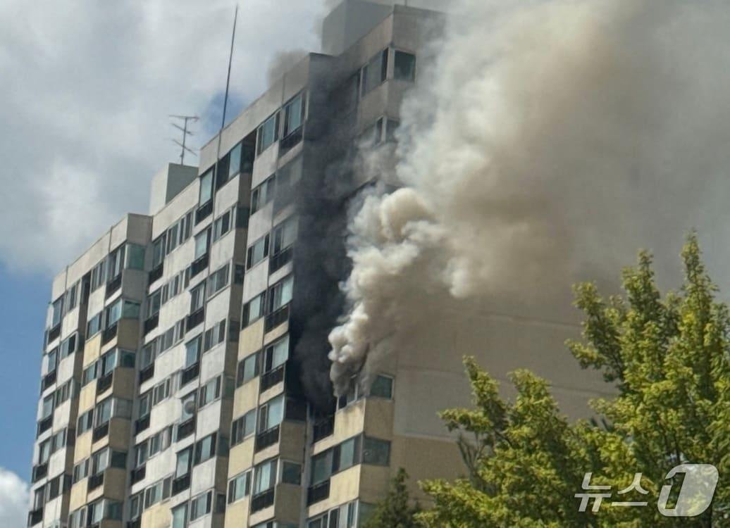 본문 이미지 - 20일 오전 11시 39분쯤 서울 양천구 목동의 한 아파트 10층에서 화재가 발생했다.&amp;#40;독자제공&amp;#41;