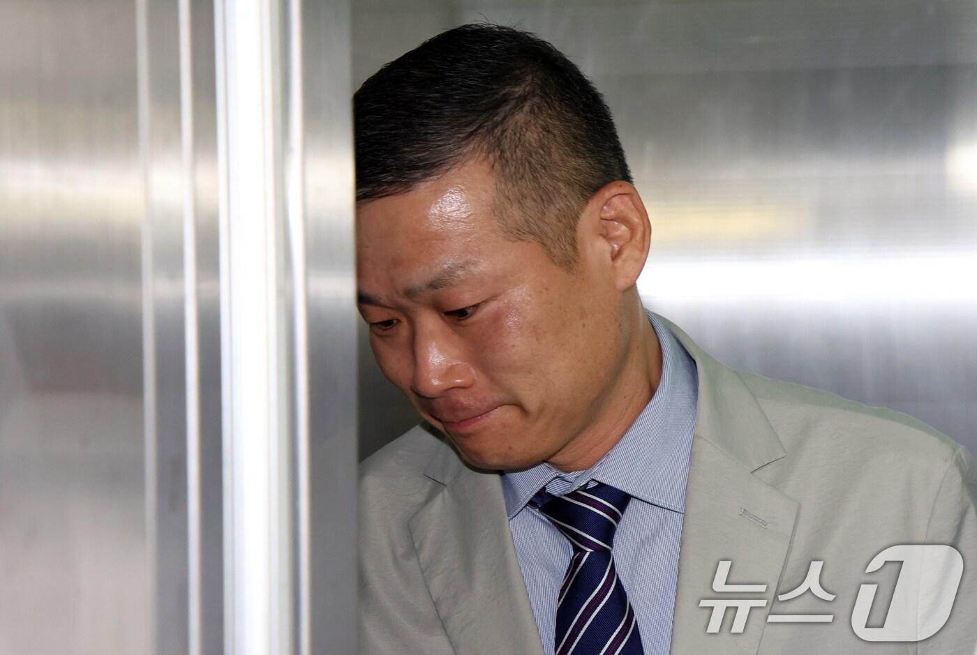 김동혁 국방부 전 검찰단장이 20일 오전 서울 서초구 순직해병 특검팀(이명현 특별검사) 사무실에서 조사를 받기 위해 출석하고 있다. 2025.8.20/뉴스1 ⓒ News1 김명섭 기자