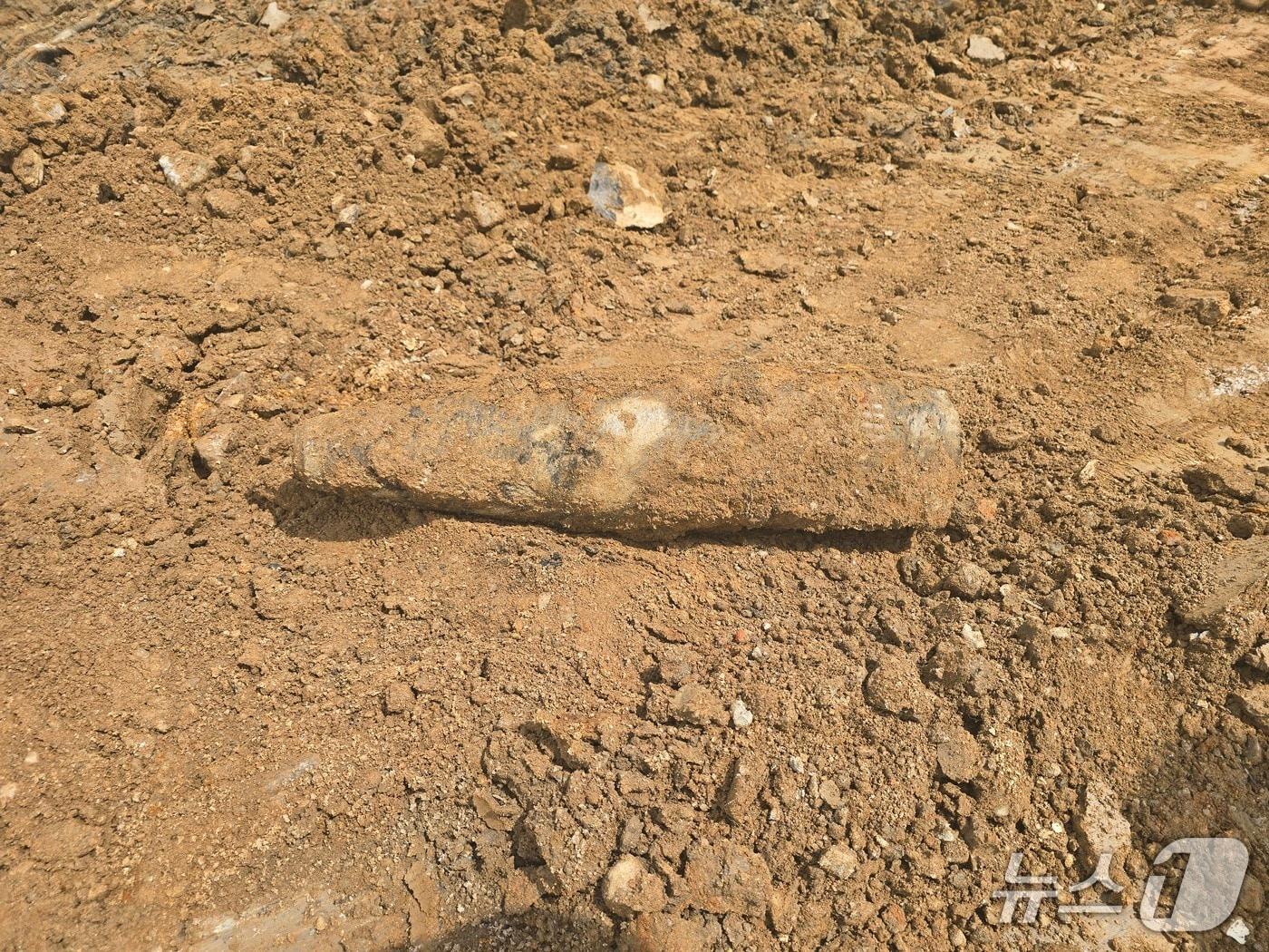 본문 이미지 - 20일 오전 11시 20분 고양시 아파트 공사현장서 발견된 고폭탄. /독자 제ㄱㅗ폭탄,