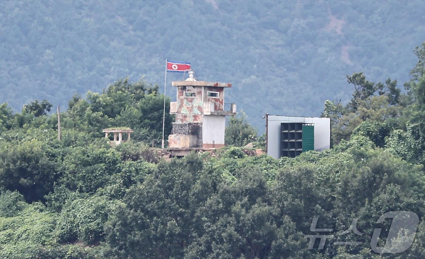  파주시 접경지역에서 바라 본 북한 초소와 대남 확성기. 2025.8.20/뉴스1 ⓒ News1 김도우 기자