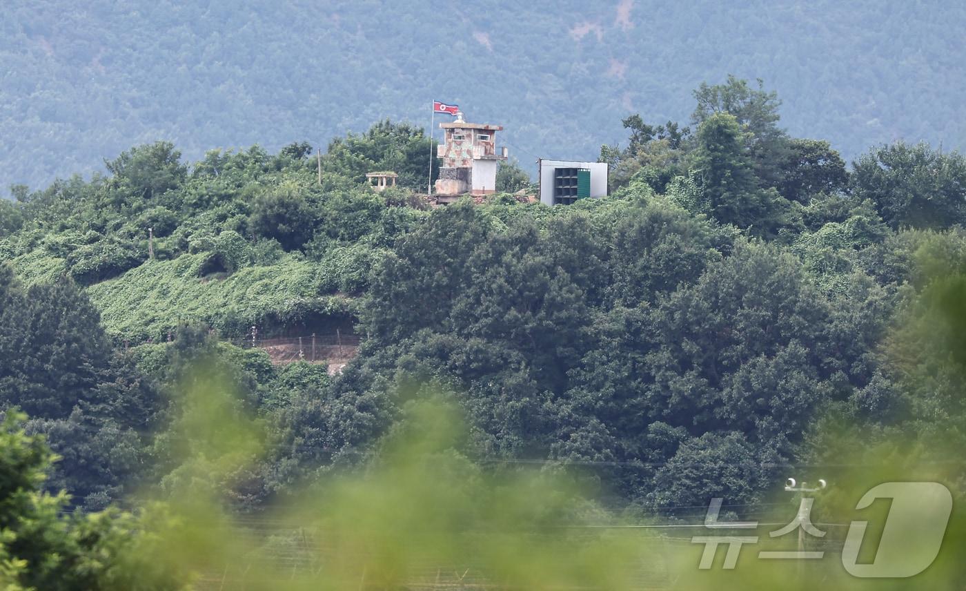 경기 파주시 접경지역에서 바라본 북한 초소와 대남 확성기. 2025.8.20/뉴스1 ⓒ News1 김도우 기자
