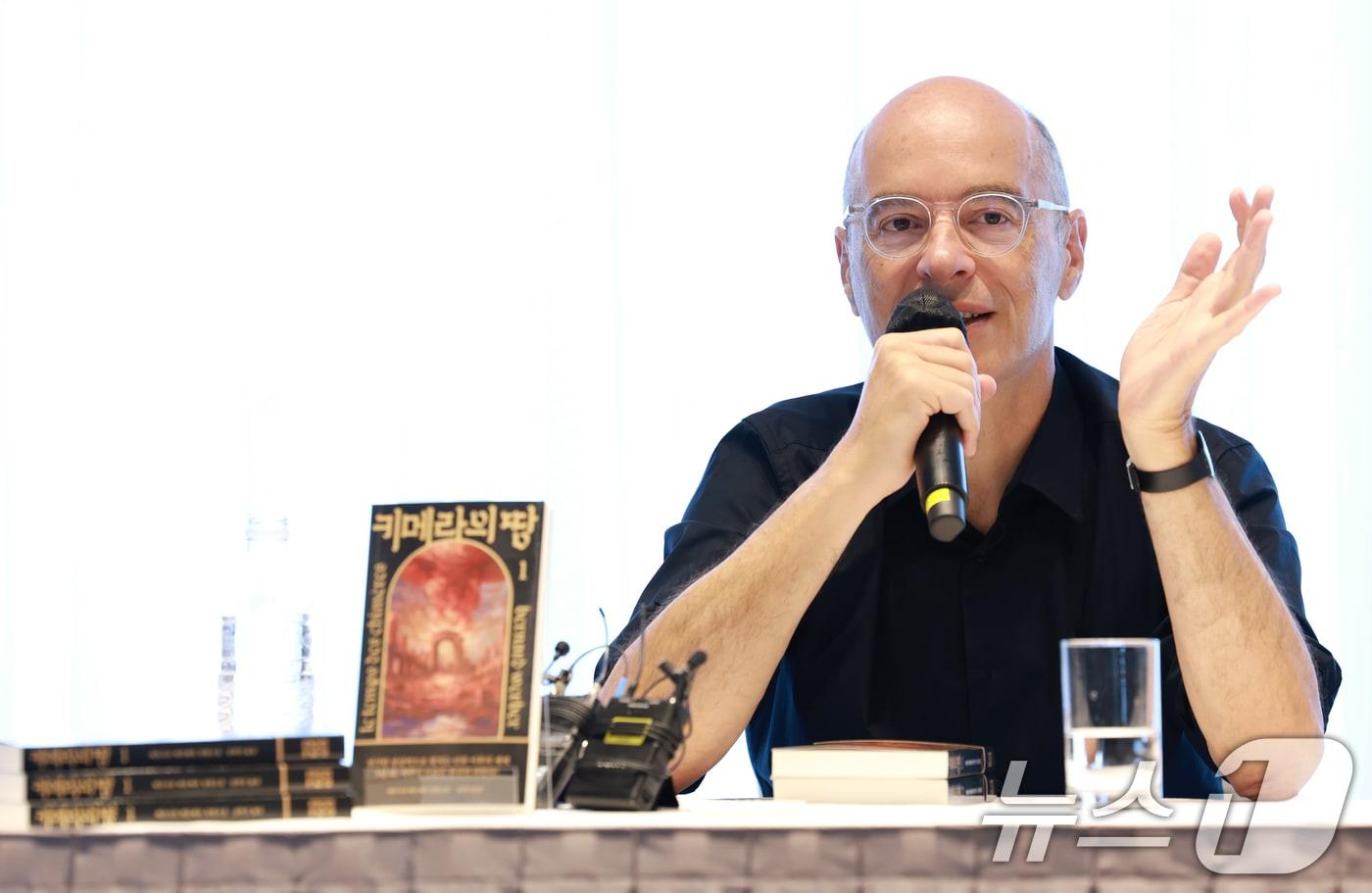 프랑스의 천재 작가 베르나르 베르베르가 20일 오후 서울 중구 앰배서더 서울 풀만 호텔에서 가진 ‘카메라의 땅’ 출간 기념 방한 기자간담회에 참석해 책 소개를 하고 있다. '키메라의 땅 1, 2'는 핵전쟁 이후의 디스토피아적 미래를 배경으로, 새로운 지구 지배 종족인 '키메라'의 등장과 다양한 종족과의 갈등 속 인류의 운명에 질문을 던지는 이야기를 그렸다. 2025.8.20/뉴스1 ⓒ News1 권현진 기자
