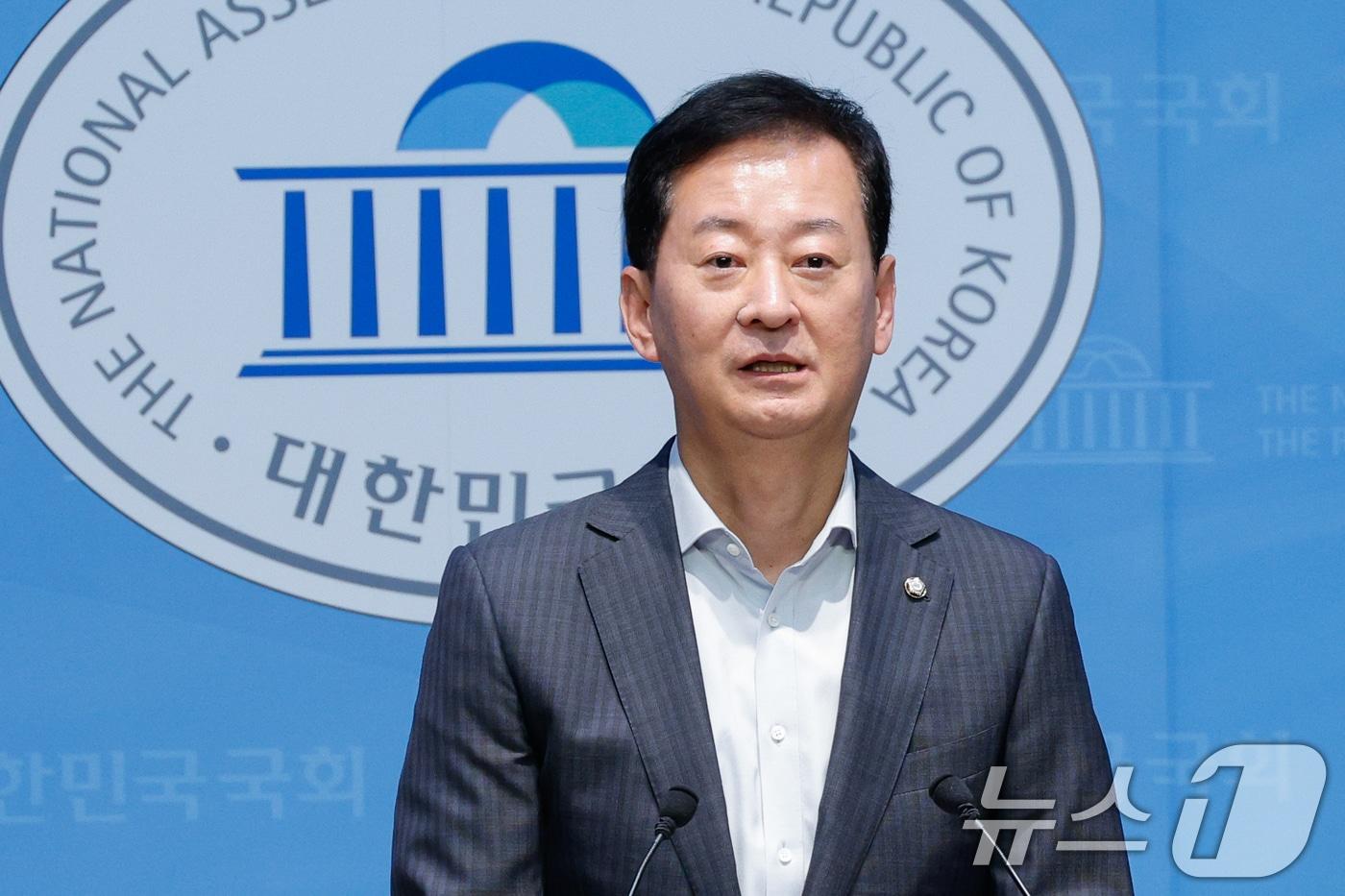 최은석 국민의힘 수석대변인이 20일 오후 서울 여의도 국회 소통관에서 노란봉투법 입법 중단을 촉구하며 논평하고 있다. 2025.8.20/뉴스1 ⓒ News1 안은나 기자