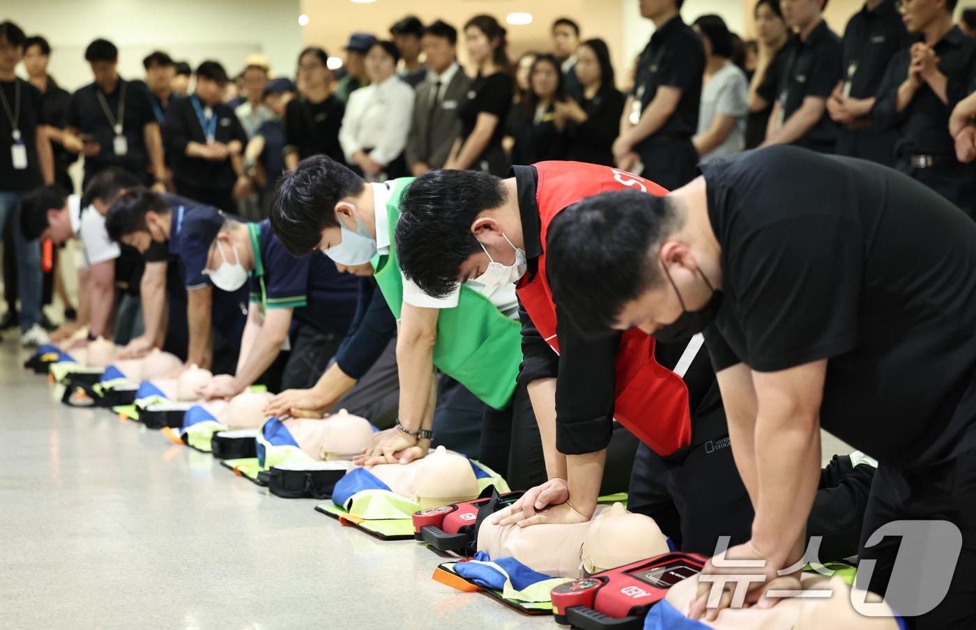 20일 오후 서울 송파구 롯데월드몰에서 열린 다중이용시설 민방공 대피훈련에서 직원들이 심폐소생술 실습을 하고 있다. 2025.8.20/뉴스1 ⓒ News1 구윤성 기자