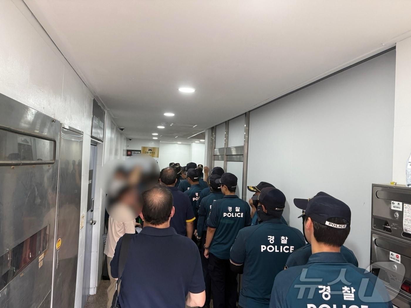 본문 이미지 - 서울경찰청 공공범죄수사대가 20일 서울 용산구에 위치한  '부정선거부패방지대'(부방대) 사무실을 압수수색하고 있는 모습. 2025.08.20/뉴스1 ⓒ News1 김형준 기자