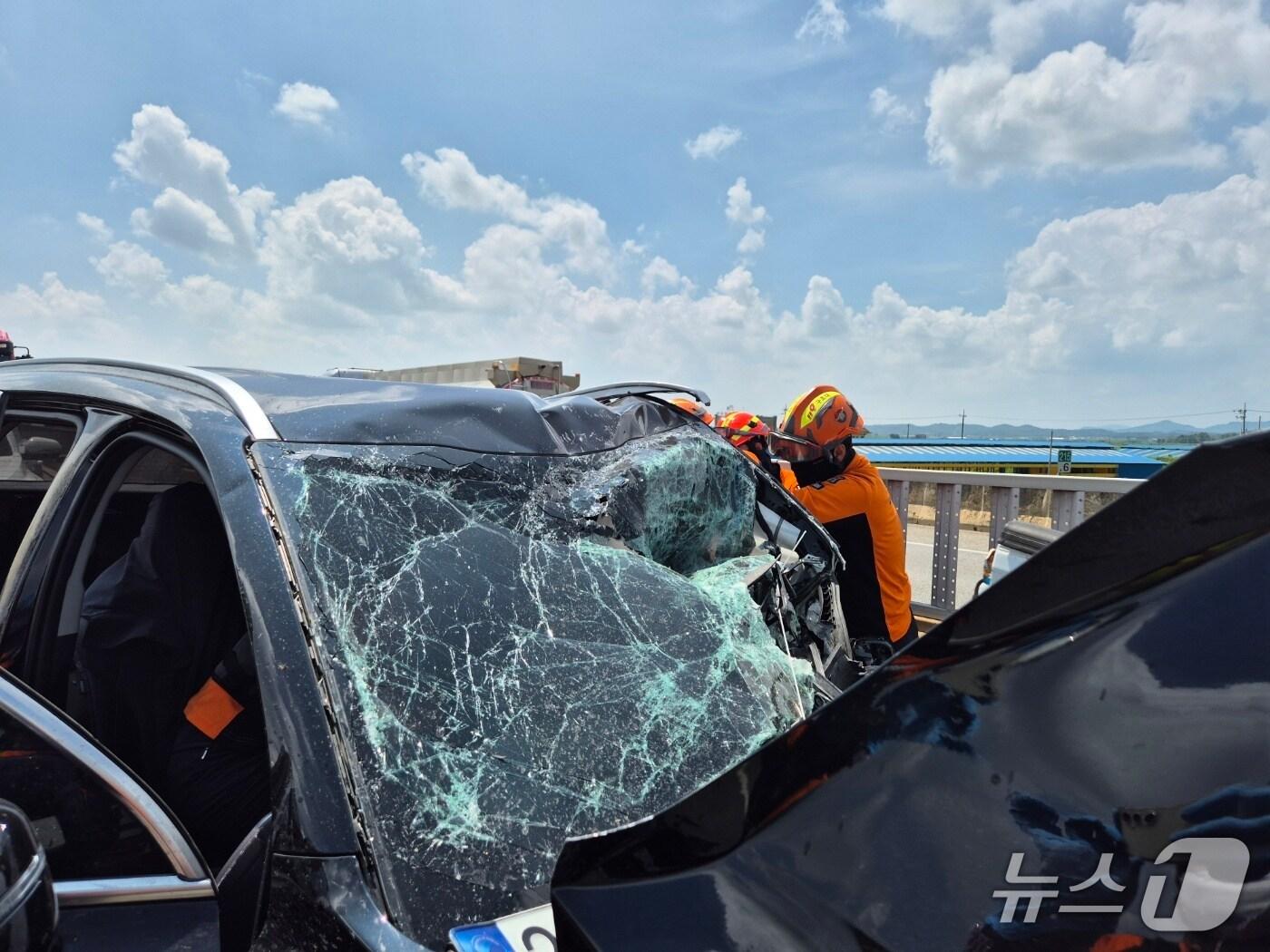 본문 이미지 - 부여 천안논산고속도로 교통사고 현장. (논산소방서 제공, 재판매 및 DB 금지) / 뉴스1 