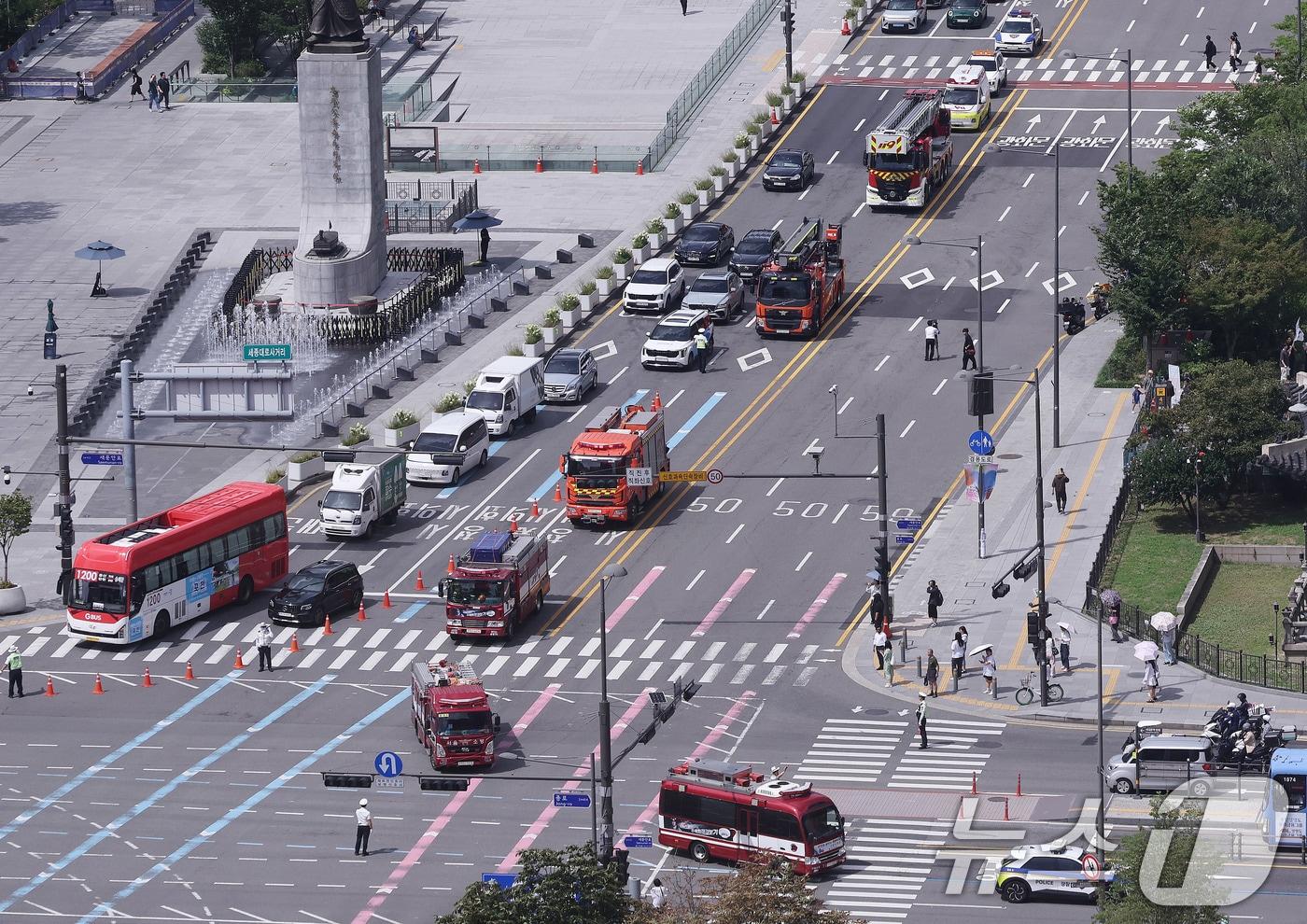 전국 민방위 훈련이 실시된 20일 오후 서울 세종대로에서 차량 이동이 통제된 가운데 긴급차량 길 터주기 훈련이 진행되고 있다. 2025.8.20/뉴스1 ⓒ News1 박지혜 기자