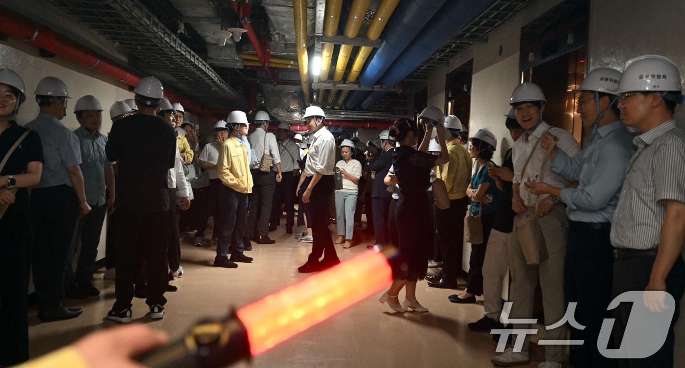 20일 오후 서울 종로구 정부서울청사에서 열린 을지연습 연계 정부서울청사 공습대비 민방위 훈련에서 직원들이 지하 2층 대피장소로 이동하고 있다. &#40;공동취재&#41; 2025.8.20/뉴스1 ⓒ News1 임세영 기자