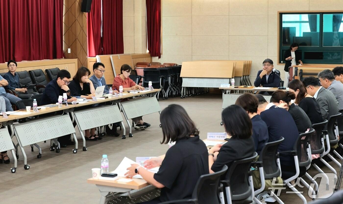 인구감소지역 시장군수구청장협의회가 20일 괴산군청에서 &#39;빈집 정비 및 활용 가이드라인&#39; 수립 연구용역 결과를 공유하고 있다.&#40;괴산군 제공&#41;/뉴스1