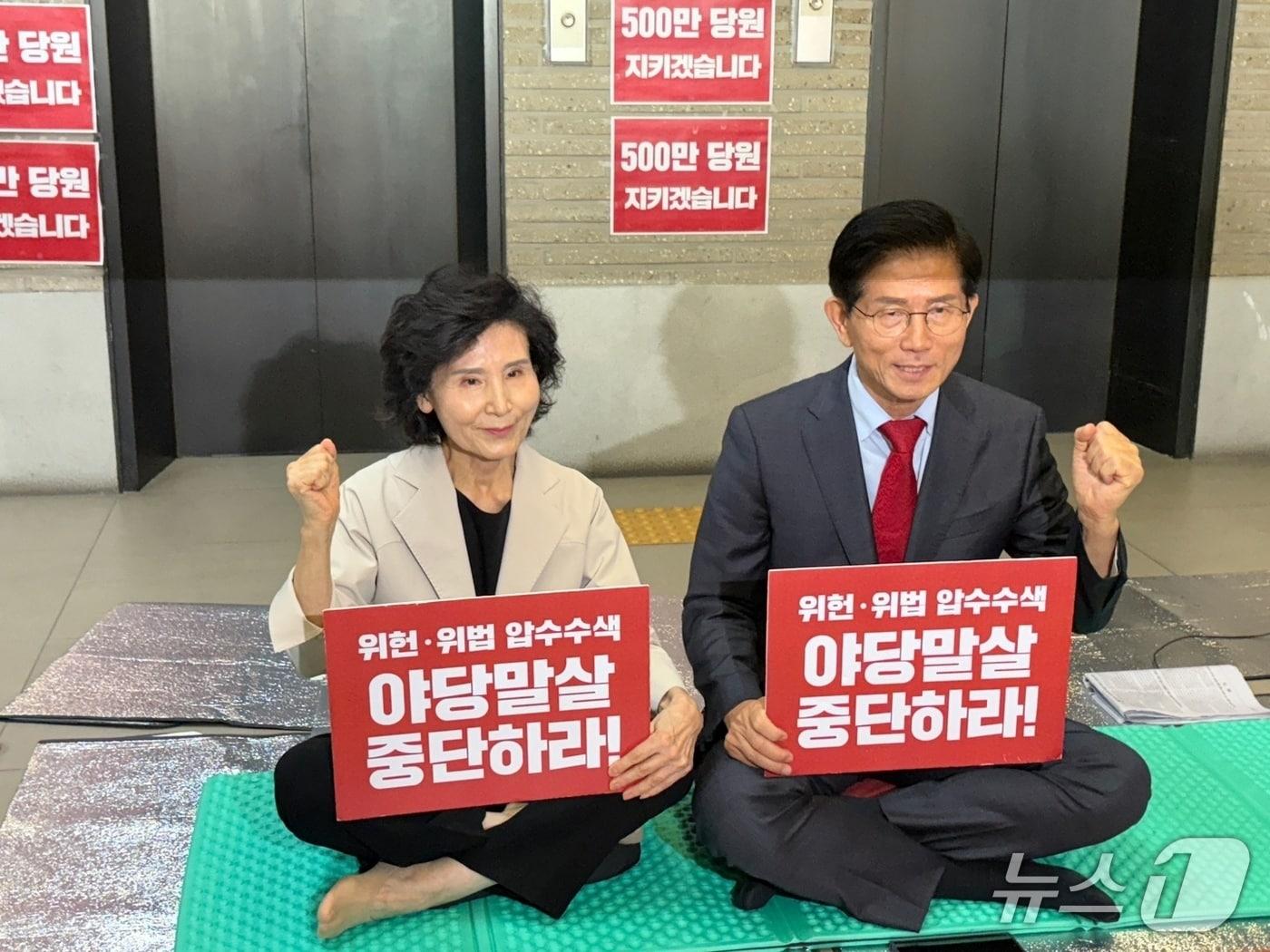 본문 이미지 - 김문수 국민의힘 대표 후보의 배우자 설난영 여사가 20일 김 후보의 농성장을 찾아 격려했다. (사진=홍유진 기자)  / 뉴스1 ⓒ News1 