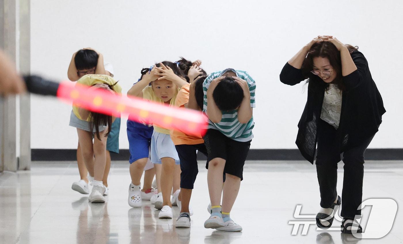 전국 단위 민방위 대피훈련이 실시된 20일 오후 경기 수원시 영통구 효동초등학교에서 학생들이 적 공습 상황에 대비한 민방위 대피훈련을 하고 있다. 2025.8.20/뉴스1 ⓒ News1 김영운 기자