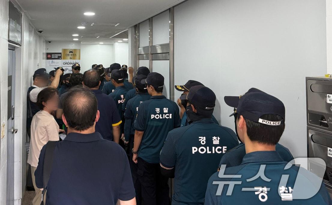 본문 이미지 - 서울경찰청 공공범죄수사대가 20일 서울 용산구에 위치한 황교안 전 국무총리가 이끄는 단체인 부정선거부패방지대'(부방대) 사무실을 압수수색하고 있다. 2025.8.20/뉴스1 ⓒ News1 김형준 기자