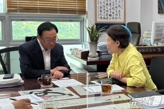 본문 이미지 - 왼쪽부터 이종배 의원, 윤주경 FITI시험연구원장.(이종배 의원 SNS 캡처. 재판매 및 DB금지)/뉴스1