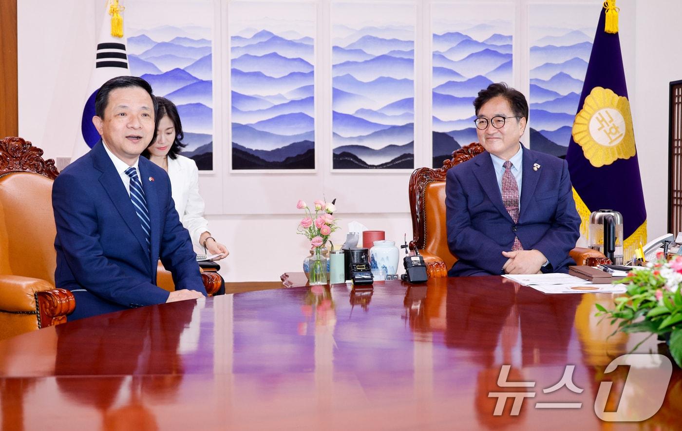 우원식 국회의장이 20일 오후 서울 여의도 국회의장 집무실에서 다이빙 주한중국대사를 접견하고 있다. 2025.8.20/뉴스1 ⓒ News1 안은나 기자