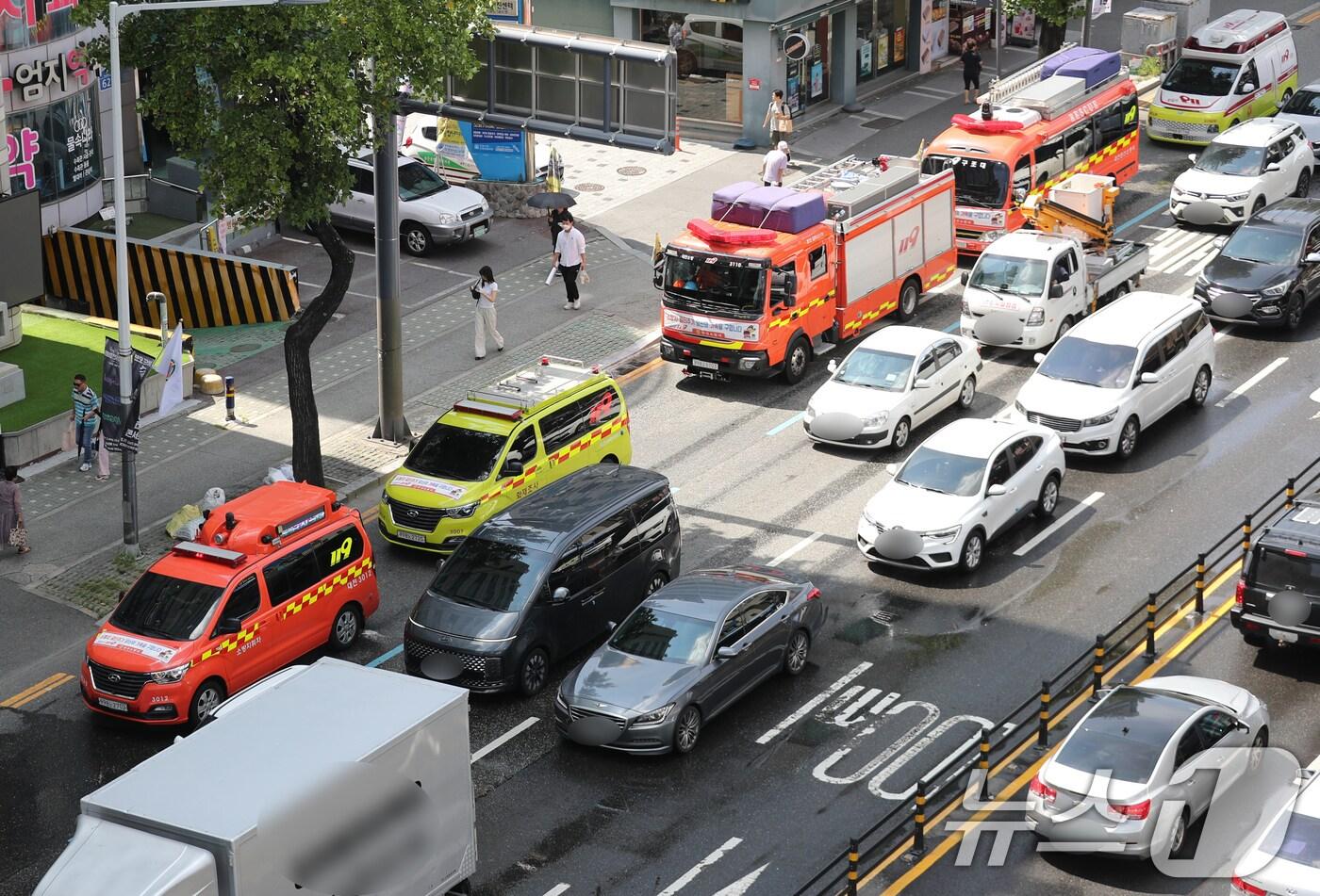 전국 민방위 훈련이 실시된 지난 8월20일 오후 대전 서구에서 긴급차량 길 터주기 훈련이 실시 됐지만 차량 정체로 소방차 등 긴급차량이 멈춰 있다. 2025.8.20/뉴스1 ⓒ News1 김기태 기자