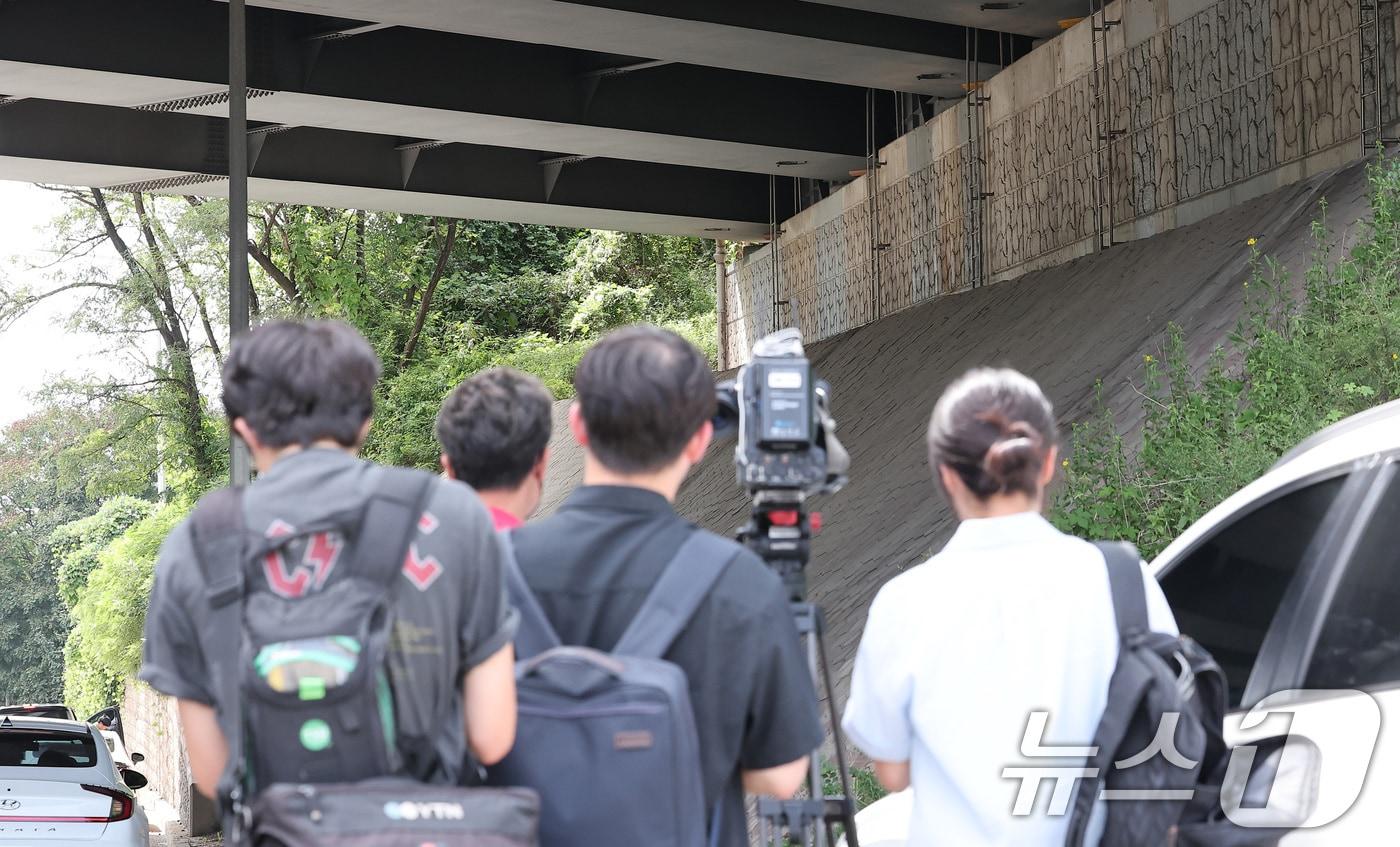 이태원 참사 현장 지원 이후 우울증을 앓던 30대 소방대원 A씨가 숨진 채 발견된 경기도 시흥 수도권 제1순환고속도로 교각 아래의 모습. 2025.8.20/뉴스1 ⓒ News1 김성진 기자