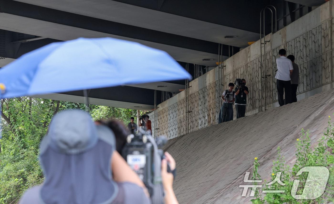 이태원 참사 현장 지원 이후 우울증을 앓던 30대 소방대원이 실종된 지 10일 만에 숨진 채 발견됐다. 사진은 20일 오후 A씨가 숨진 채 발견된 경기도 시흥 수도권 제1순환고속도로 교각 아래의 모습. 2025.8.20/뉴스1 ⓒ News1 김성진 기자
