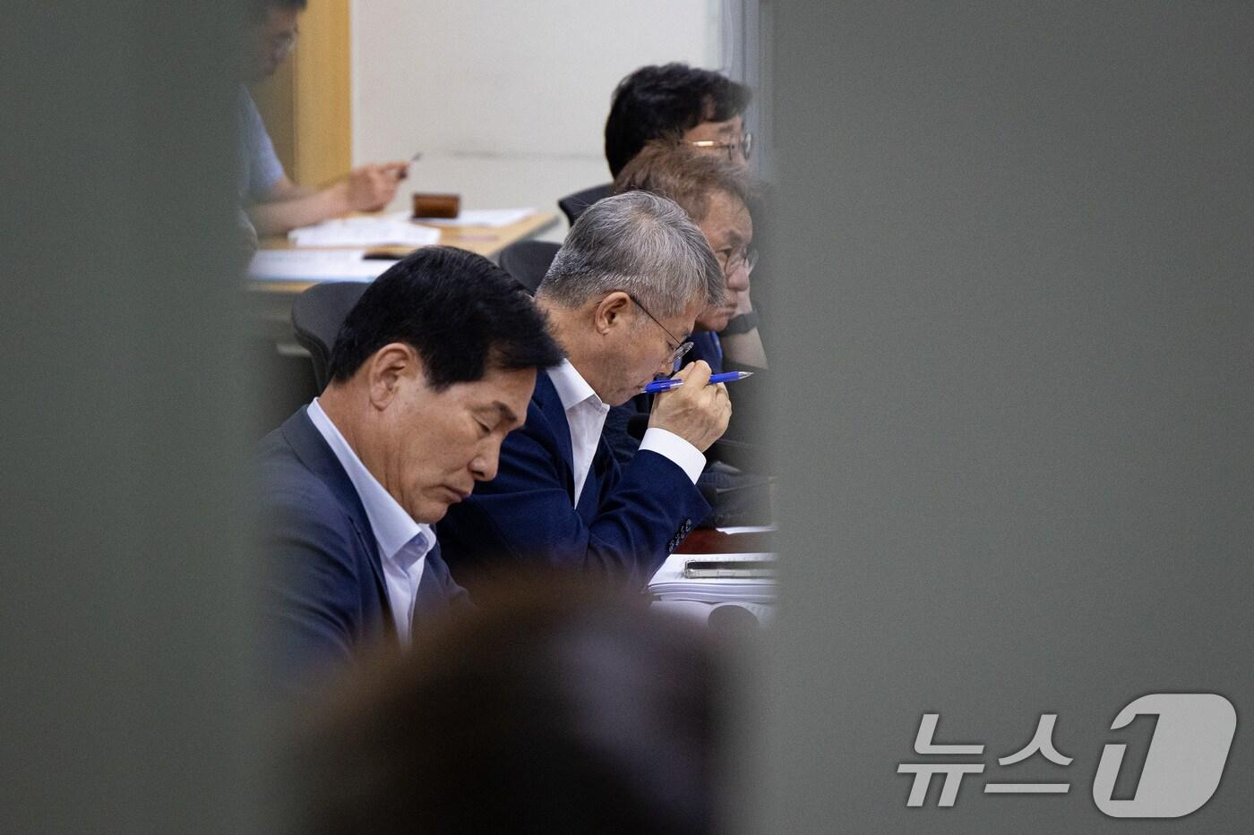 민형배 더불어민주당 검찰개혁특별위원회 위원장(왼쪽 두 번째)이 20일 서울 여의도 국회 의원회관에서 열린 비공개 검찰개혁 관련 당정협의를 주재하고 있다. 2025.8.20/뉴스1 ⓒ News1 유승관 기자