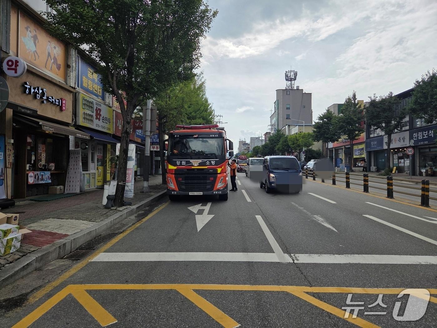 본문 이미지 - 20일 강원 춘천 후평동 일대에서 춘천소방서가 길터주기 훈련을 하고 있다.&#40;강원도소방본부 제공, 재판매 및 DB금지&#41;