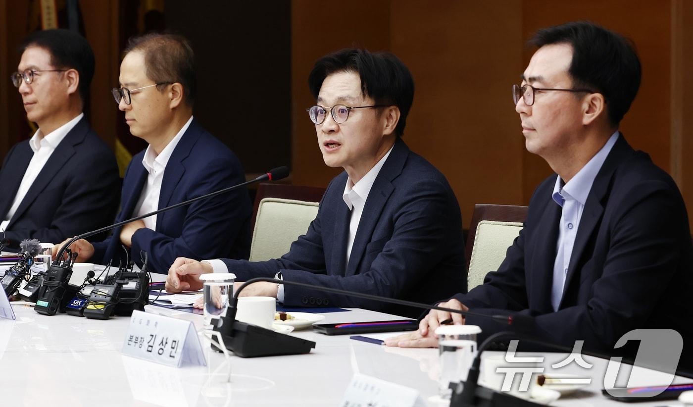 김정관 산업통상자원부 장관이 20일 오후 서울 중구 대한상공회의소에서 열린 석유화학업계 사업재편 자율협약식에서 모두 발언을 마치고 자리하고 있다. 2025.8.20/뉴스1 ⓒ News1 김민지 기자