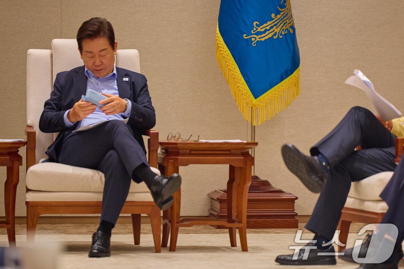 이재명 대통령이 지난 19일 서울 용산 대통령실 청사에서 참모진과 티타임을 갖고 있다. &#40;이재명 대통령 SNS. 재판매 및 DB 금지&#41; 2025.8.20/뉴스1 ⓒ News1 허경 기자