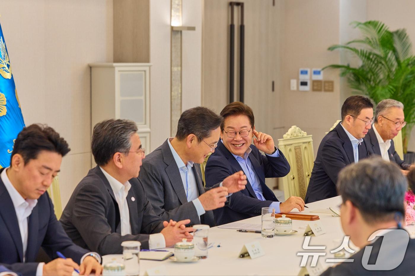 이재명 대통령이 지난 19일 서울 용산 대통령실 청사에서 열린 미일 순방 동행 경제단체 및 기업인 간담회에서 이재용 삼성전자 회장을 비롯한 참석자들과 대화하고 있다. &#40;이재명 대통령 SNS. 재판매 및 DB 금지&#41; 2025.8.20/뉴스1 ⓒ News1 허경 기자