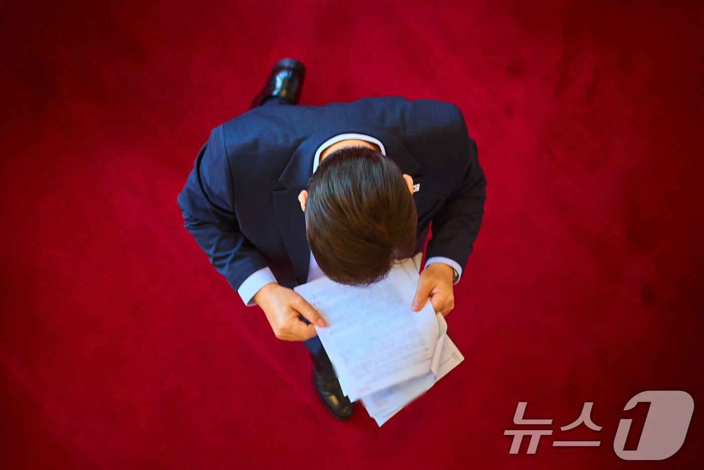 이재명 대통령이 지난 19일 서울 용산 대통령실 청사로 출근하며 서류를 보고 있다. &#40;이재명 대통령 SNS. 재판매 및 DB 금지&#41; 2025.8.20/뉴스1 ⓒ News1 허경 기자