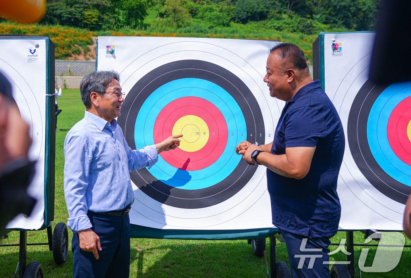 강기정 광주시장이 2025 광주 세계양궁선수권대회를 앞두고 20일 오전 남구 광주국제양궁장을 찾아 대회 성공 개최를 위한 최종 시설 점검을 하고 있다.&#40;광주시 제공. 재판매 및 DB 금지&#41; 2025.8.20/뉴스1 