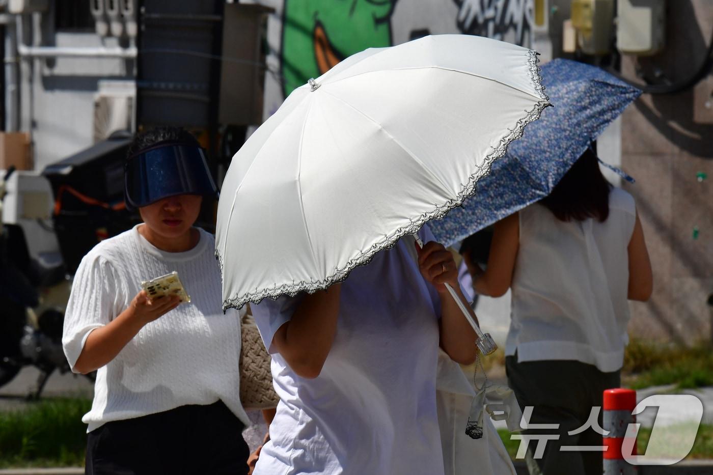 경북 포항시 전역에 폭염경보가 발령된 지난 20일 오후 양산을 쓴 시민들이 북구청 앞 횡단보도를 건너가고 있다. 2025.8.20/뉴스1 ⓒ News1 최창호 기자