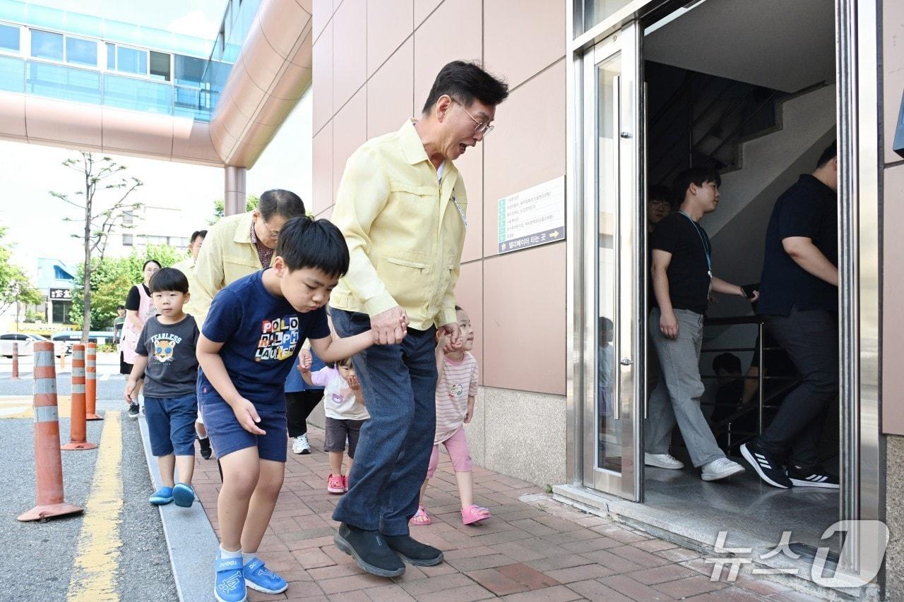 본문 이미지 - 김제선 청장이 민방위 대피훈련을 하고 있다.&#40;중구 제공, 재판매 및 DB금지&#41;/뉴스1