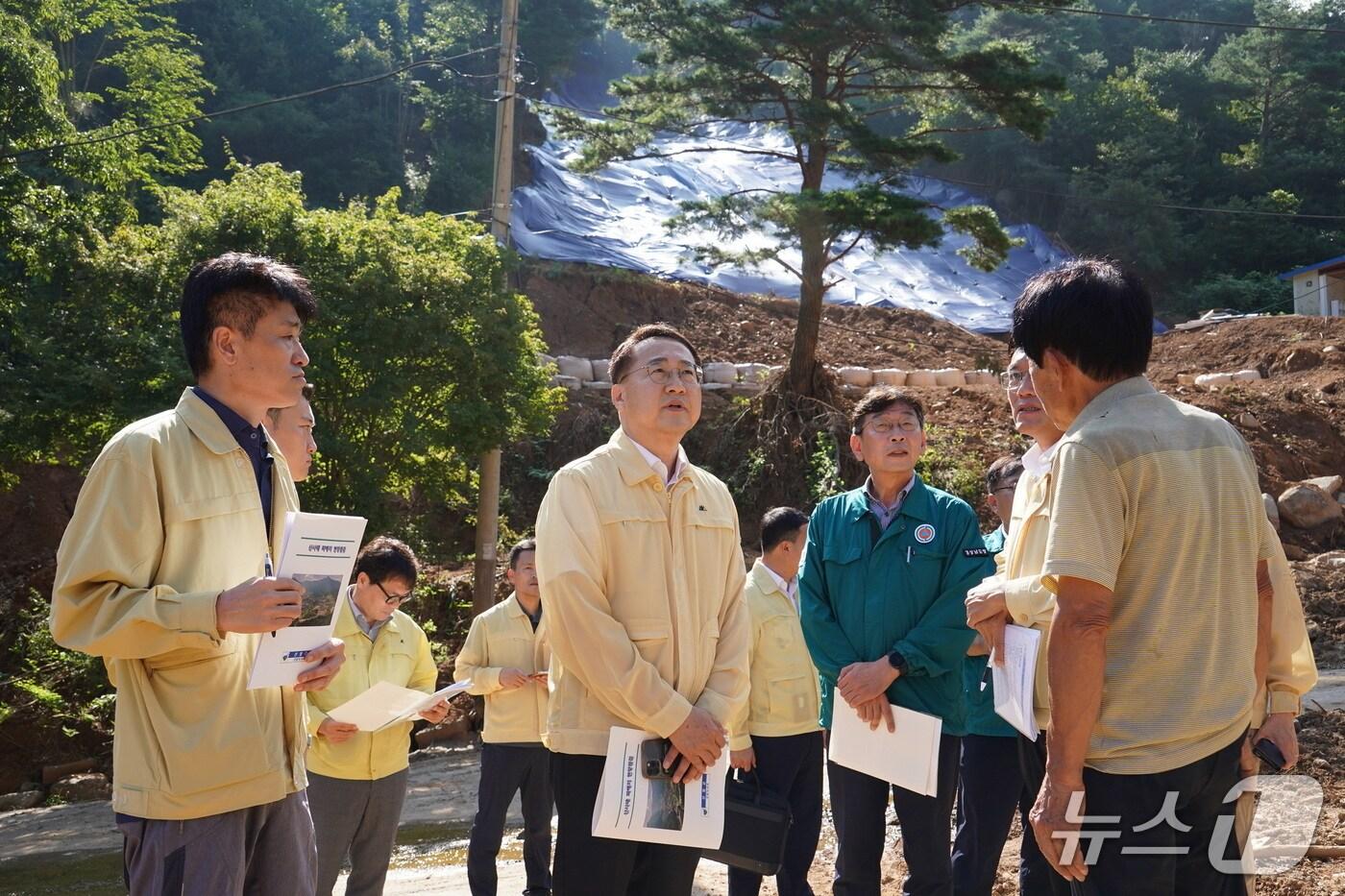 김인호  산림청장이 20일  산청군 산사태 피해지를 찾아 현장점검을 하고 있다.(산림청 제공.재판매 및 DB금지)/뉴스1 