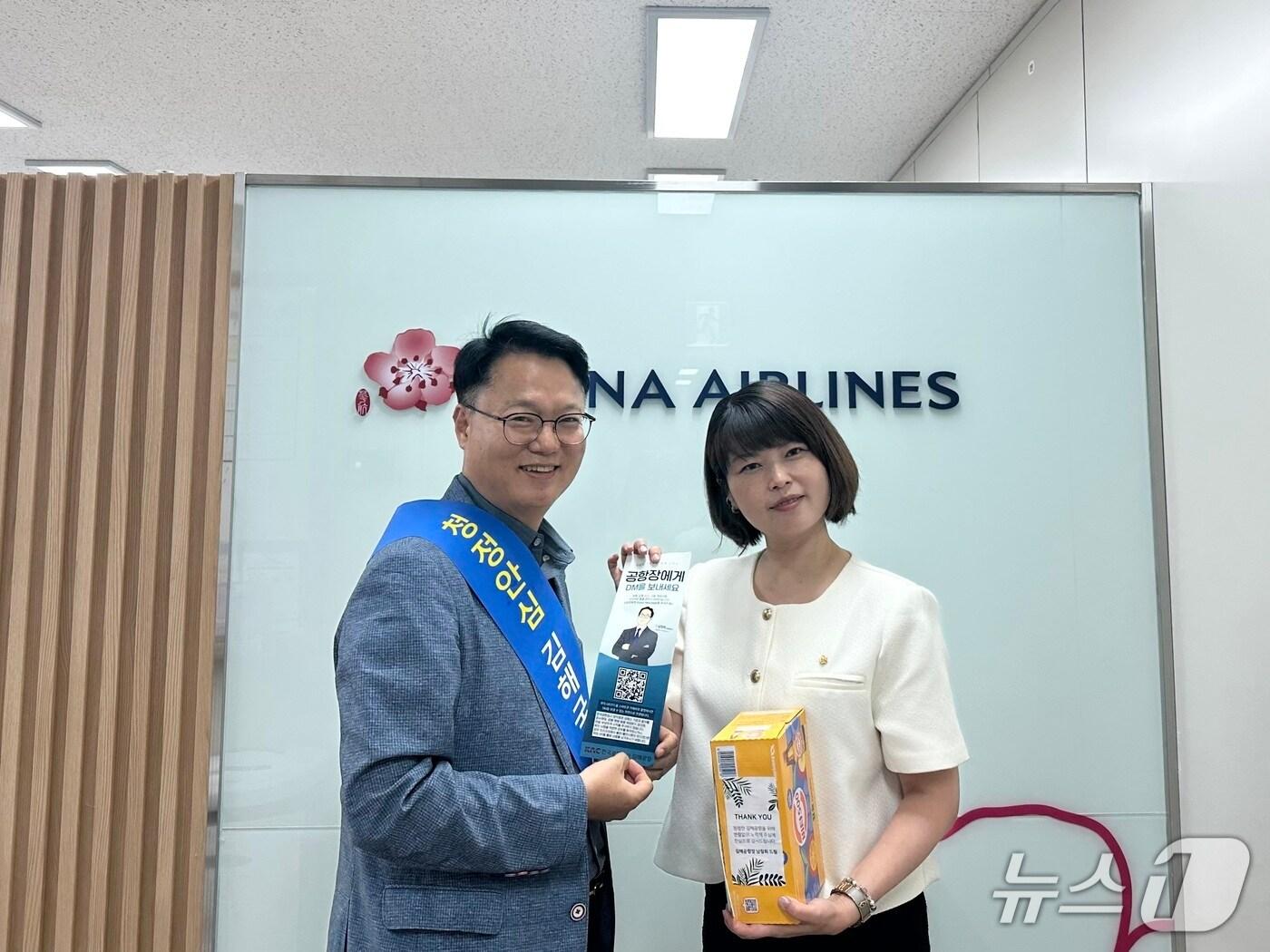 본문 이미지 - 남창희 한국공항공사 김해공항장(왼쪽)이 린이신 중화항공 김해공항지소 소장과 기념촬영을 하고 있다.(김해공항 제공. 재판매 및 DB 금지)