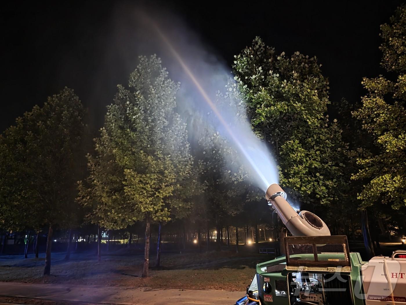 본문 이미지 - 전남 담양군이 미국흰불나방 확산 방지를 위해 방역을 하고 있다.&#40;담양군 제공. 재배포 및 DB 금지&#41;