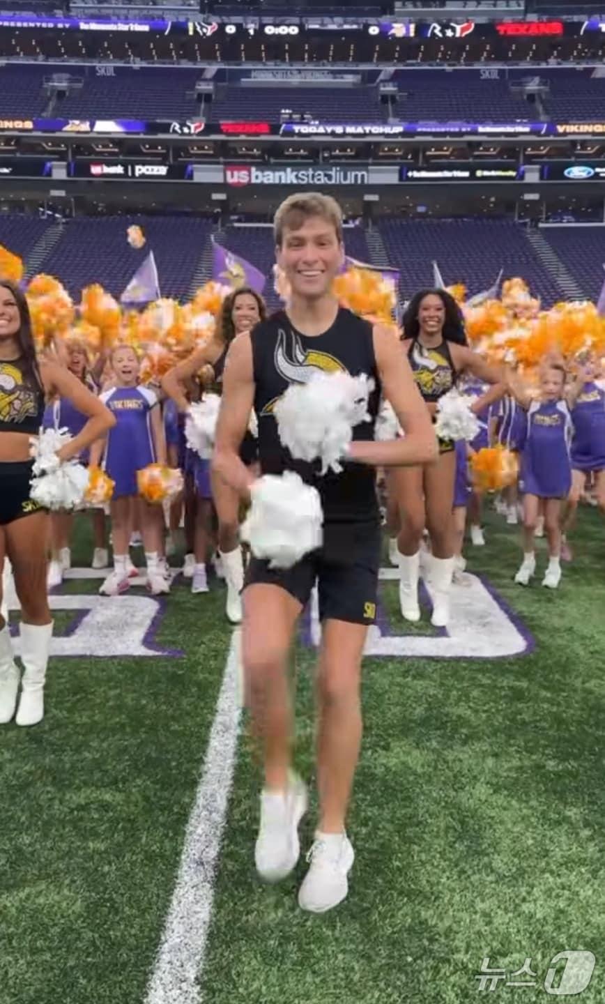 본문 이미지 - 미국 프로미식축구팀 미네소타 바이킹스가 남성 치어리더를 선발해 논란이 되고 있다. (출처=미네소타 바이킹스 인스타그램) 2025.8.10./뉴스1