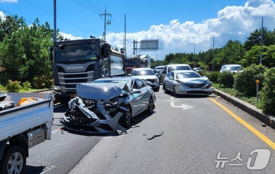 본문 이미지 - 20일 낮 제주시 구좌읍 동복리 일주도로에서 다중 추돌사고가 발생했다.(제주도소방안전본부 제공. 재판매 및 DB 금지)