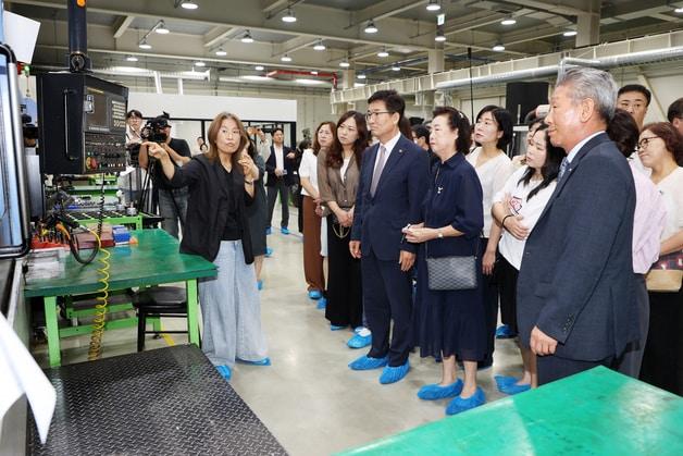 본문 이미지 - 직업계고 학부모 대상 우수 중소기업 탐방 행사.(충북교육청 제공 재판매 및 DB금지)/뉴스1