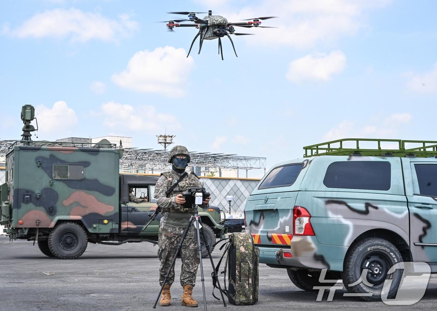 53사단 장병이 검문에 불응하고 울산항으로 접근중인 미상 선박을 추적하기 위해서 정찰드론을 이륙시키고 있다. (육군 제공. 재판매 및 DB 금지) 2025.8.20/뉴스1