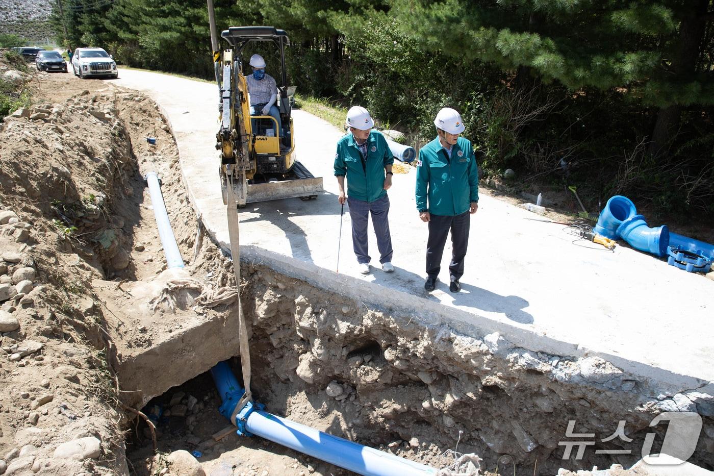 김홍규 강릉시장이 20일 성산면 산북리에 위치한 구산농보 생활용수 확보사업 공사 현장에 방문해 공사 진행 현황을 살피고 있다.(강릉시 제공, 재판매 및 DB 금지) 2025.8.20/뉴스1